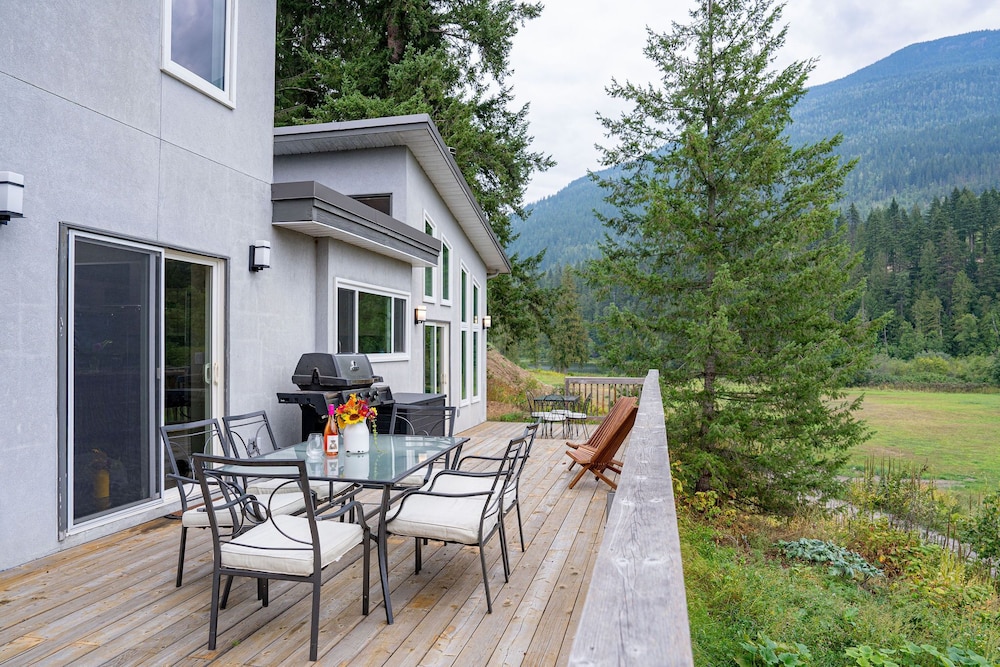 Revelstoke Lakehouse by Revelstoke Vacations