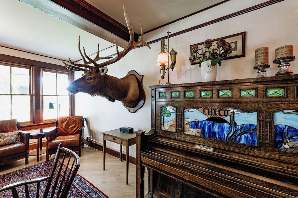 Chico Hot Springs Resort & Day Spa