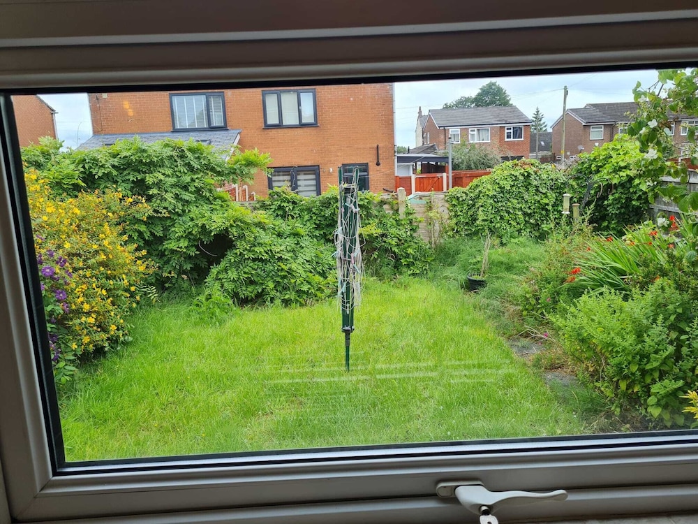 Immaculate 3-bed House With Free Parking in Bolton view 2