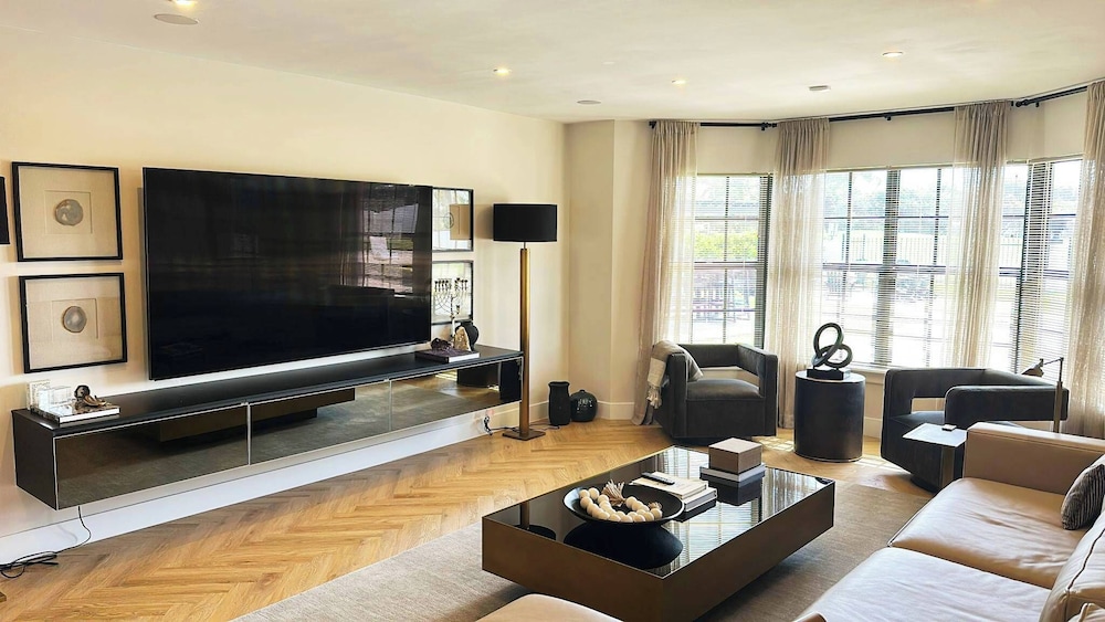 New 5 Bedroom Modern Villa on Golf Course
