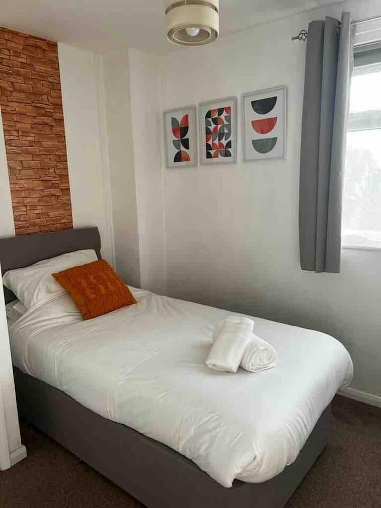 Spacious 3-bed House in Swindon view 3