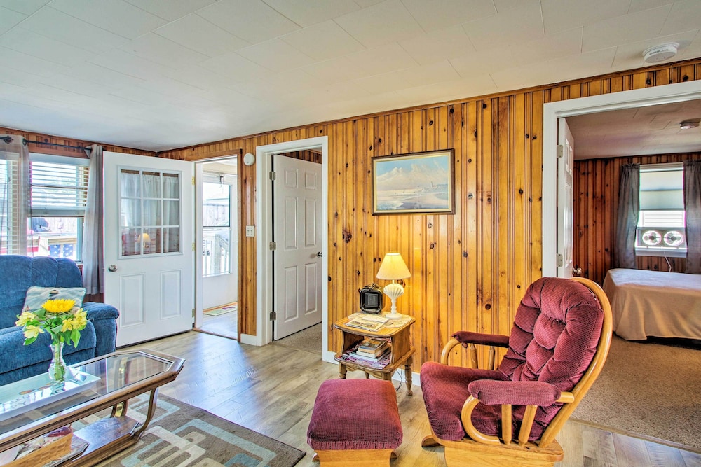 Cozy Hampton Cottage - Walk to Beaches & Marina!