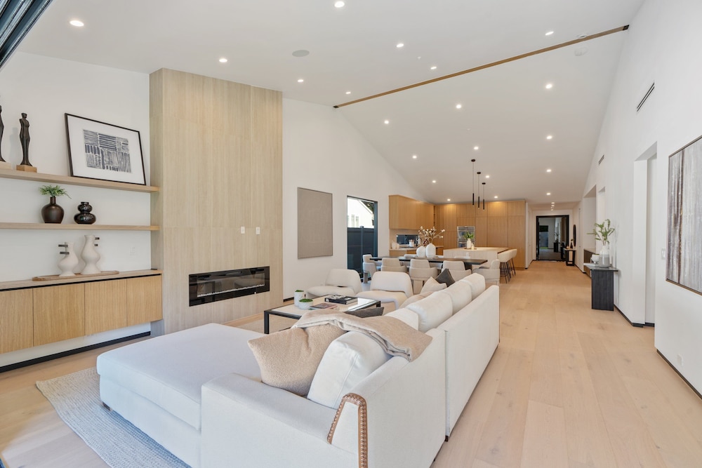 Noble Modern - Urban Sanctuary in Sherman Oaks With Poolside and Patio