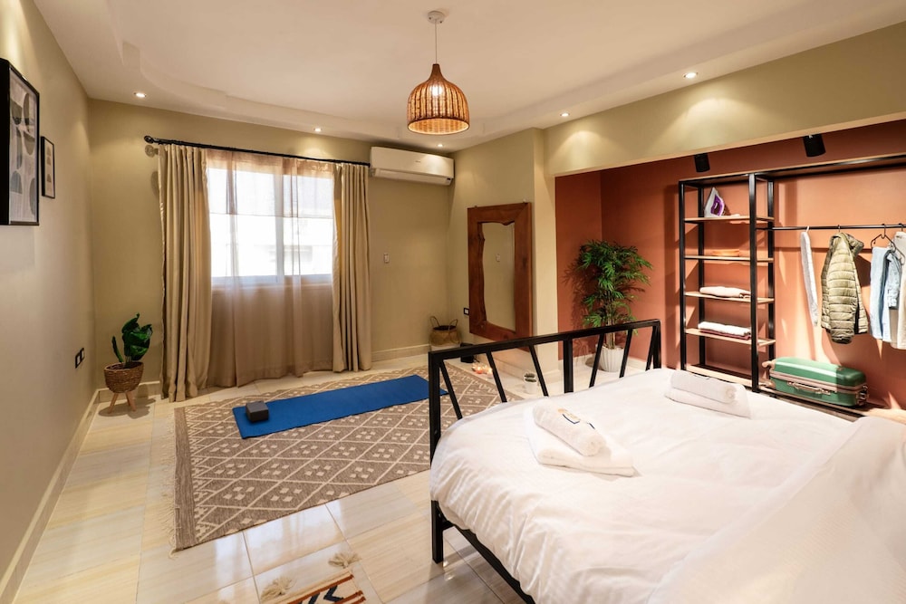 Xuru Stays I Play Foosball & Do Yoga - 1 BR Apt. 5 Min To Airport