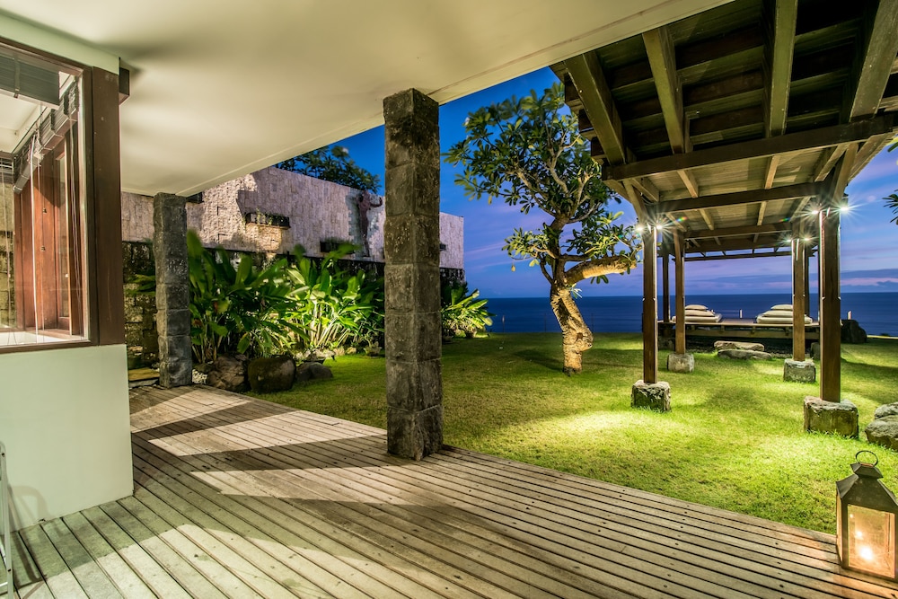 Absolute Cliff Front Pandawa Beach Villa
