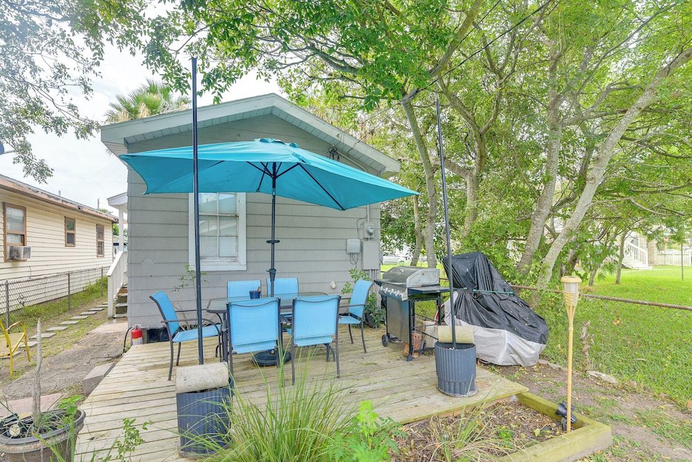 Updated Galveston Studio w/ Deck - 1 Mi to Beach!