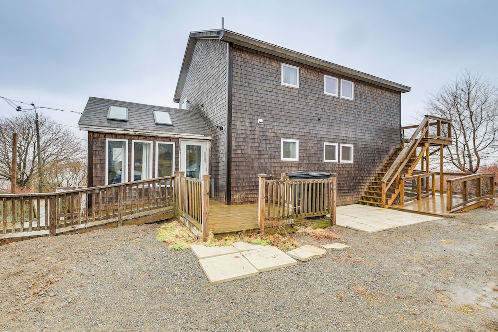 Cozy Maine Getaway: Covered Deck, Walk to Beach! view 4