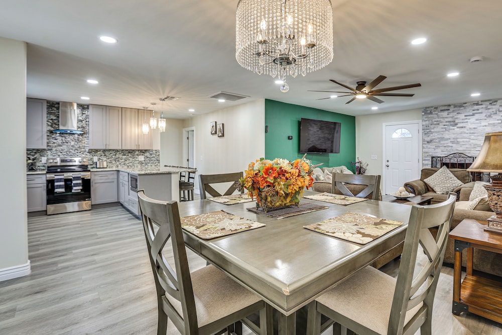 3 Mi to Desert Diamond Arena: Peoria Home w/ Yard!