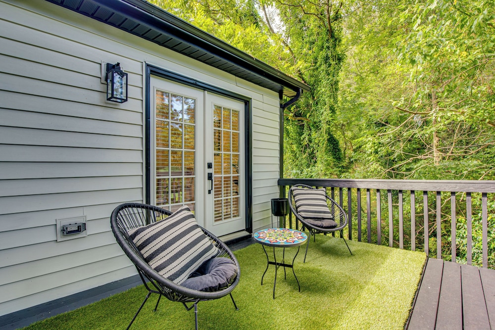 7 Mi to Dtwn Atl: Upscale Family Home w/ Balcony
