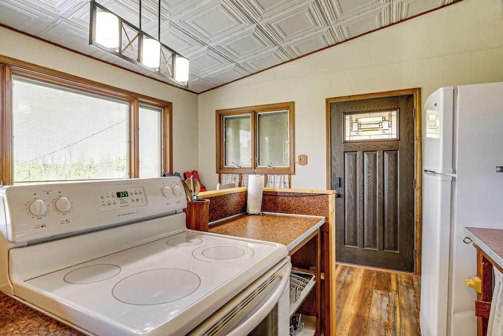 < 1 Mi to Tuttle Creek Lake: Cabin w/ 2 Kayaks!