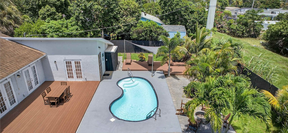Luxury Meets Paradise Family-friendly 4BR w Pool