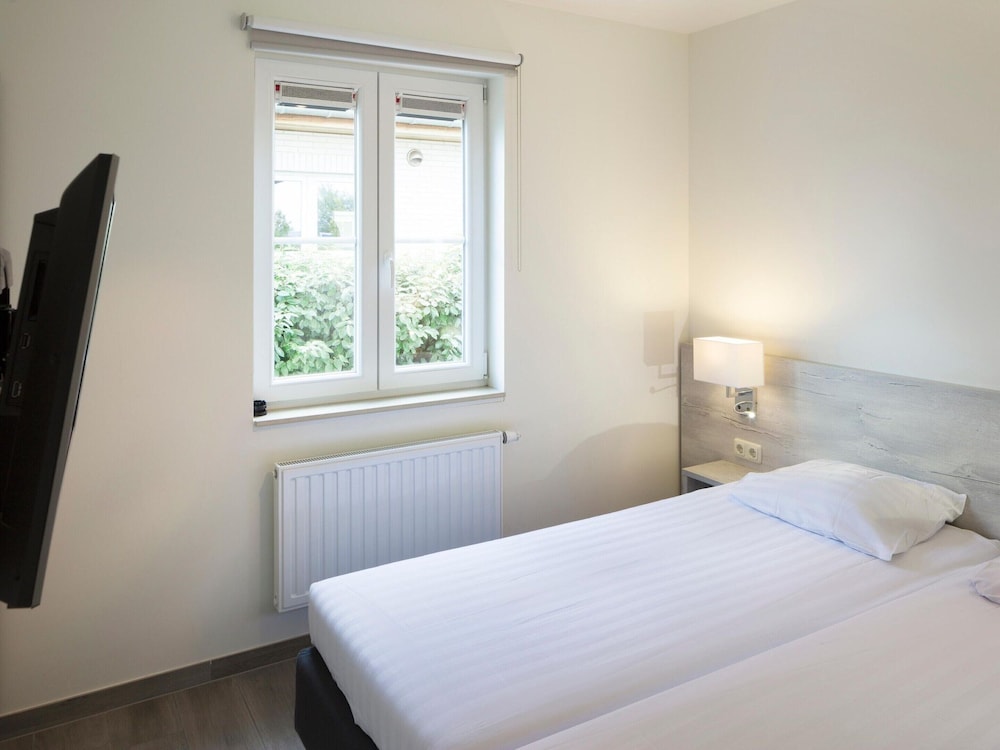 Villa, two Bathrooms and a Washing Machine, Near Ostend view 4