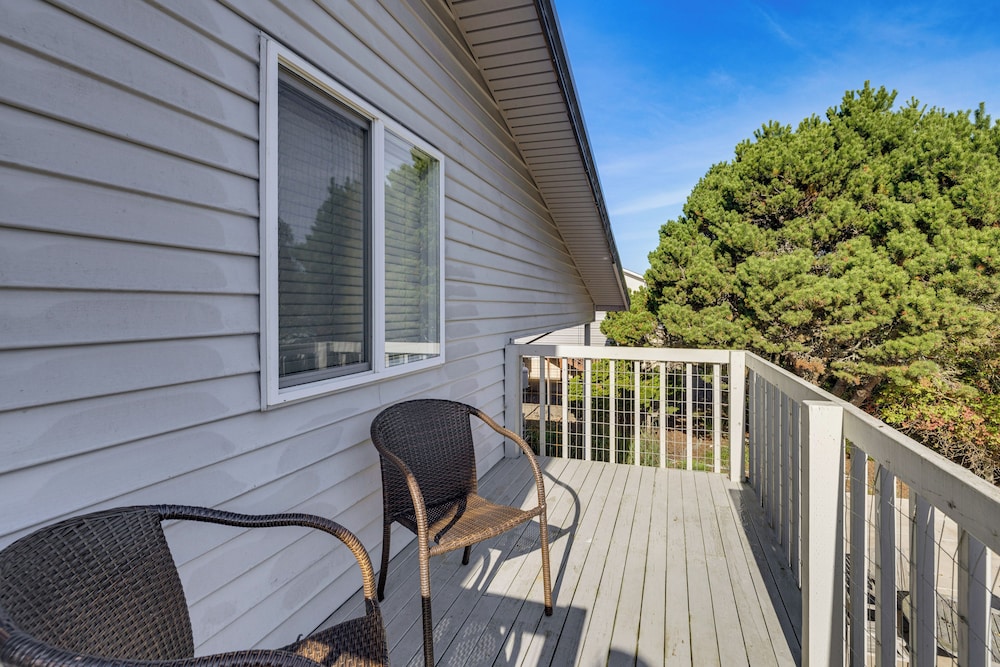 Walk to Pacific City Beach Access: Home w/ Deck! view 5