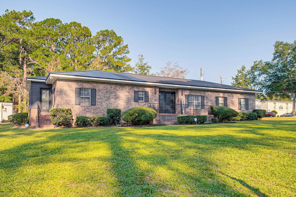 Close to Hospital & Dtwn! Quiet Waycross Home