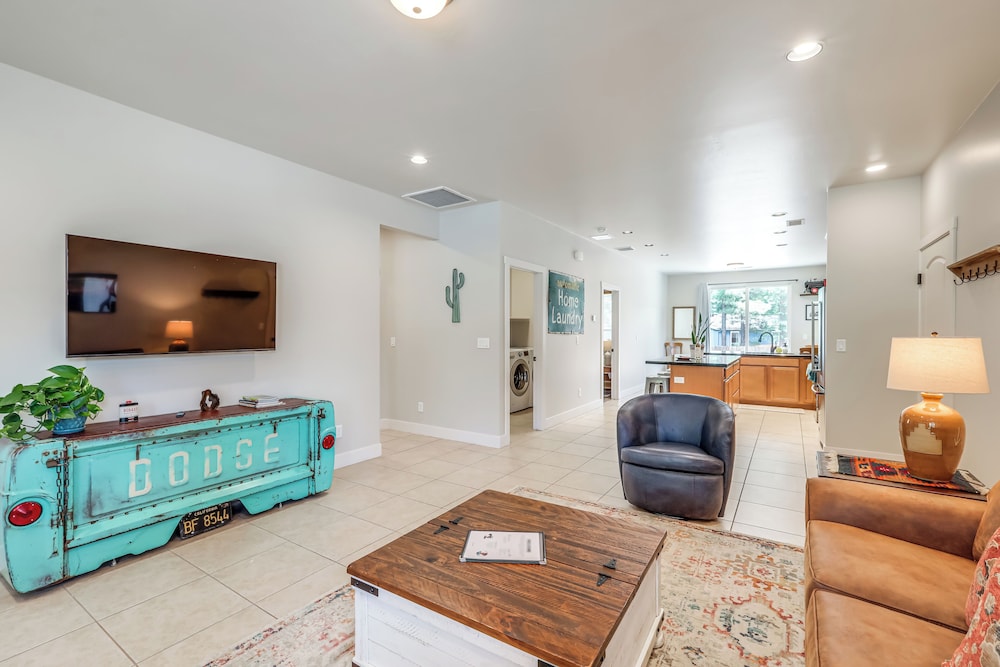 Walk to Flagstaff Urban Trails System: Cozy Home