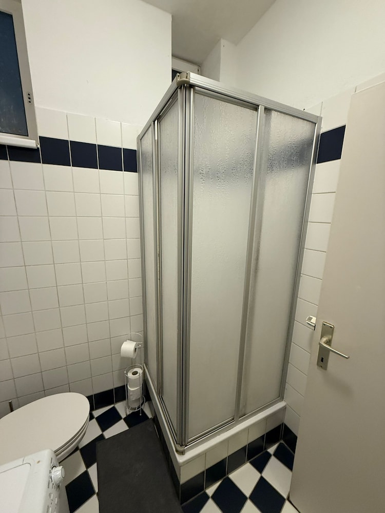2BR Plus LR Apartment Sleeps 6 Central