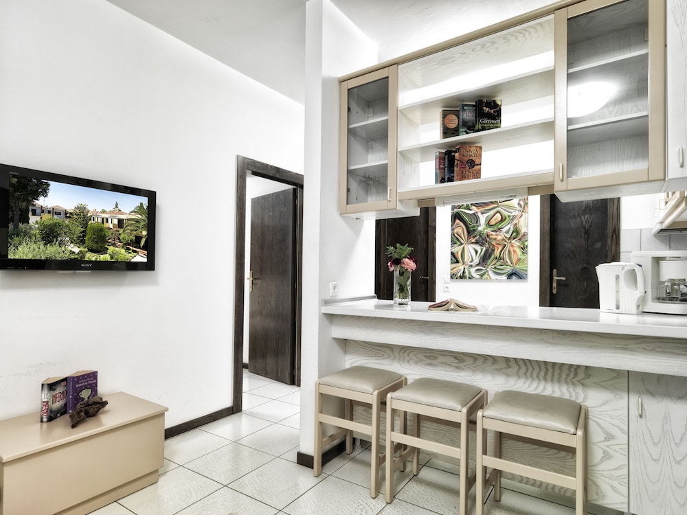 Elia Apartments