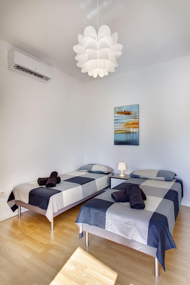 Stunning Seaview Apartment, Wifi view 3