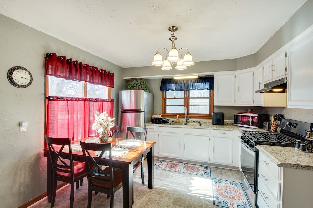 Missouri Escape w/ Furnished Patio, Near Downtown!