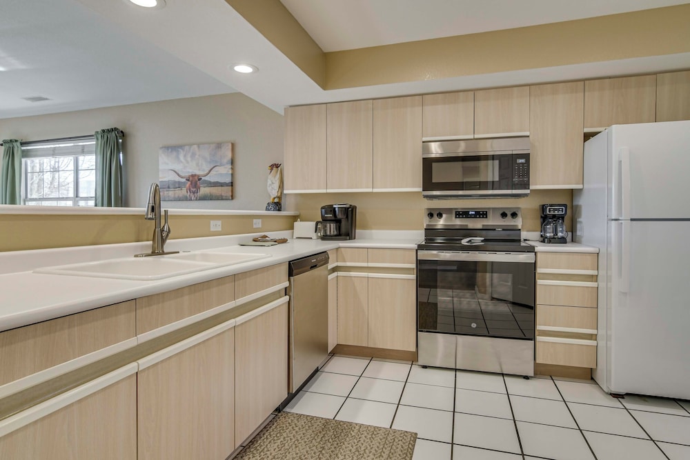 On Thousand Hills Golf Course: Condo w/ Sunroom