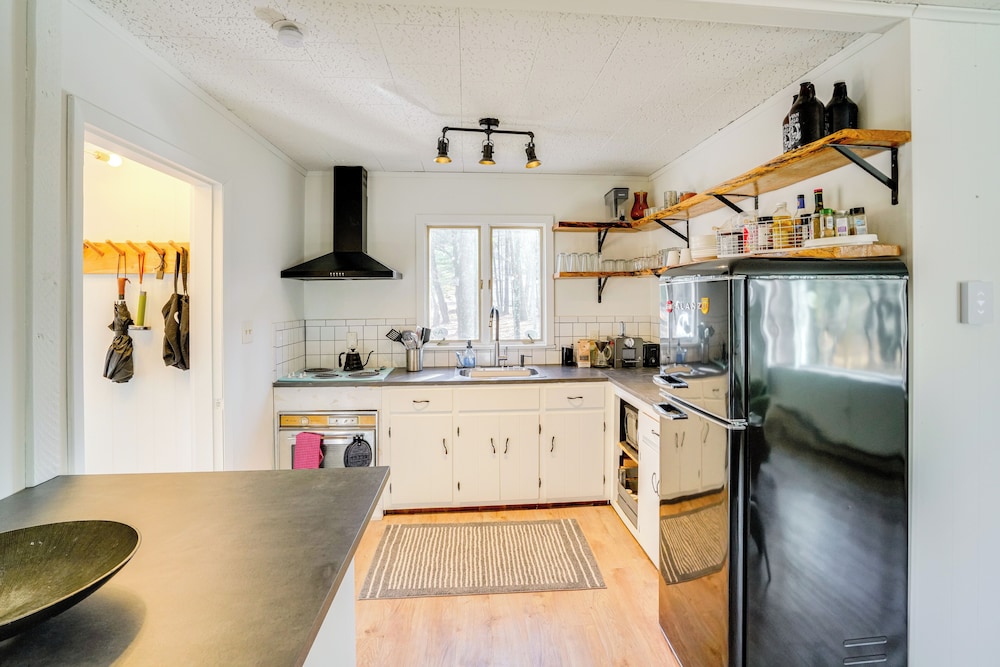 Mtn Views + On-site Hiking Trails: Catskills Cabin