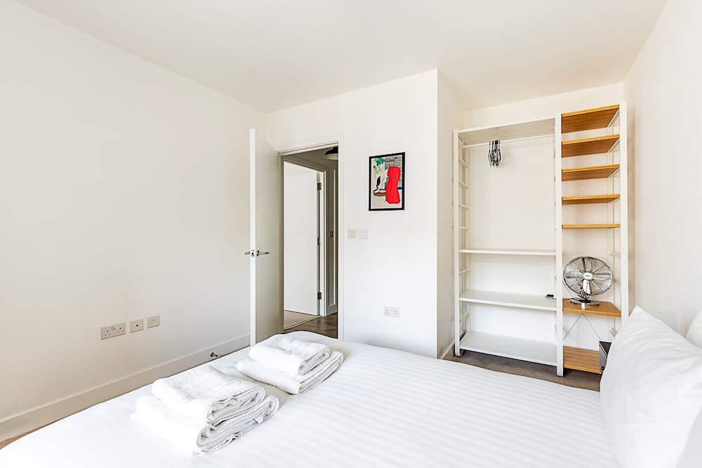 Modern 2-bed Flat With Terraces in Leyton