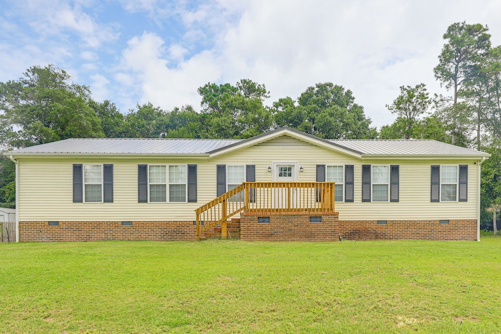 7 Mi to Beach! Sneads Ferry Family Home w/ Hot Tub