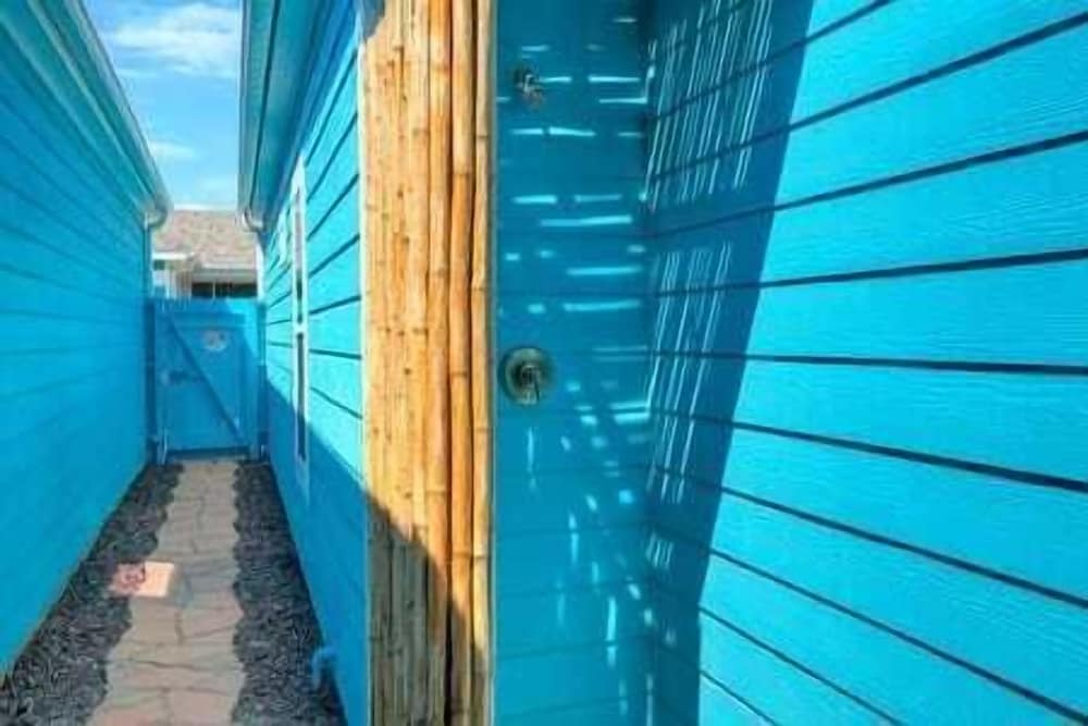Sleeps 18 2 Beach Homes w/ 2 Pools, Playground, Covered Patios Pirates Bay