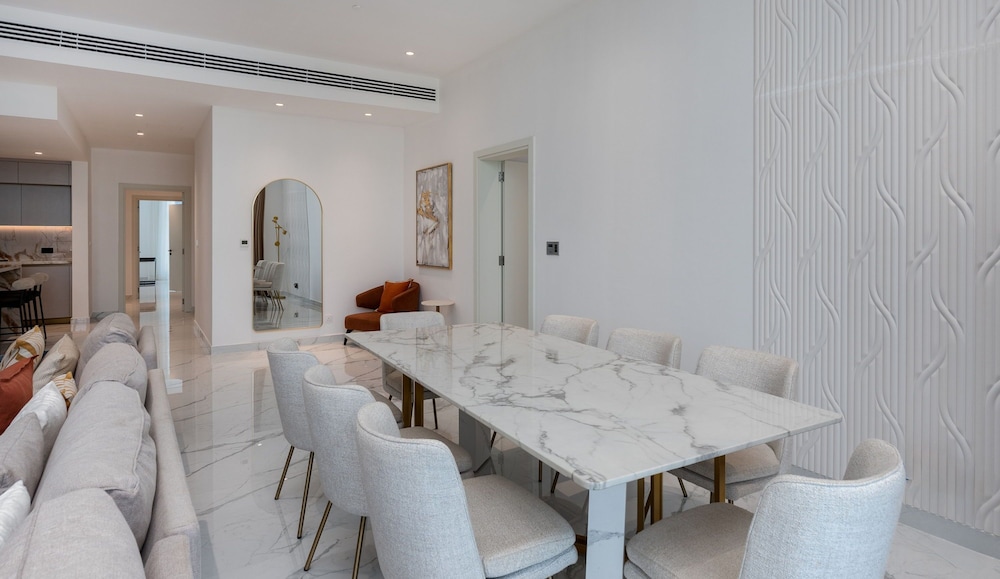 Modish Palm 3BR w Private Balcony Beach Access