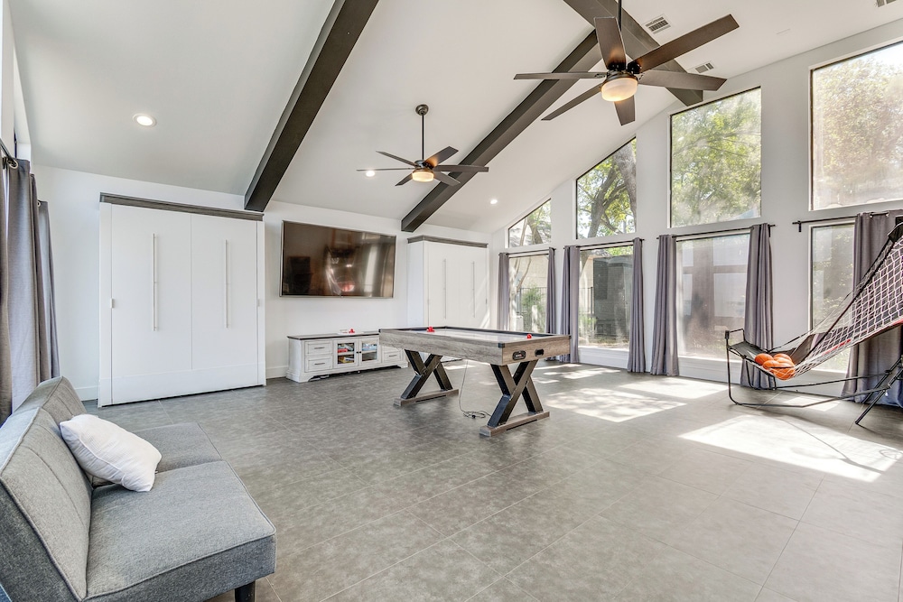 Luxe Family Gem in Montgomery: 'the Lake House!'