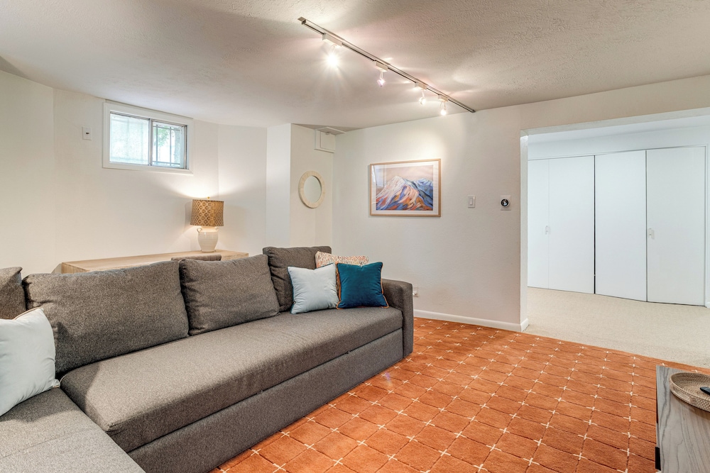 Walkable Apt w/ Off-street Parking in Cheesman!