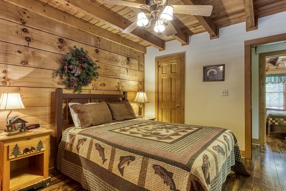 ER254 - Hibernation Hideaway Great Location - Close To Town! 5 Bedroom Cabin by RedAwning view 4