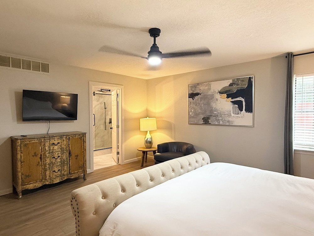 Lakeview Lounge Group-friendly Near Hefner LW