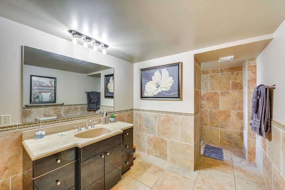 1 Mi to Dtwn: Cozy Retreat in New Kensington!