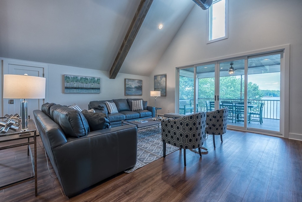 Azalea Retreat by Avantstay Sleeps 34 & Pool view 3