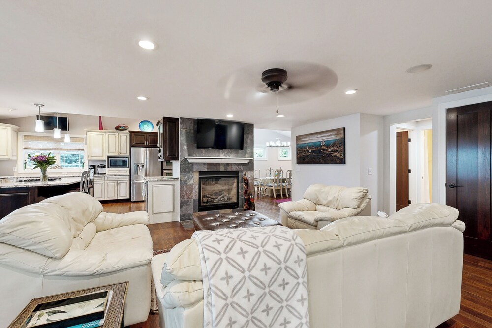 4 BR Tranquil Lakefront Retreat w/ Fire Pit