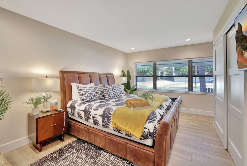Seabreeze - 6BR Pool and Steps to Beach
