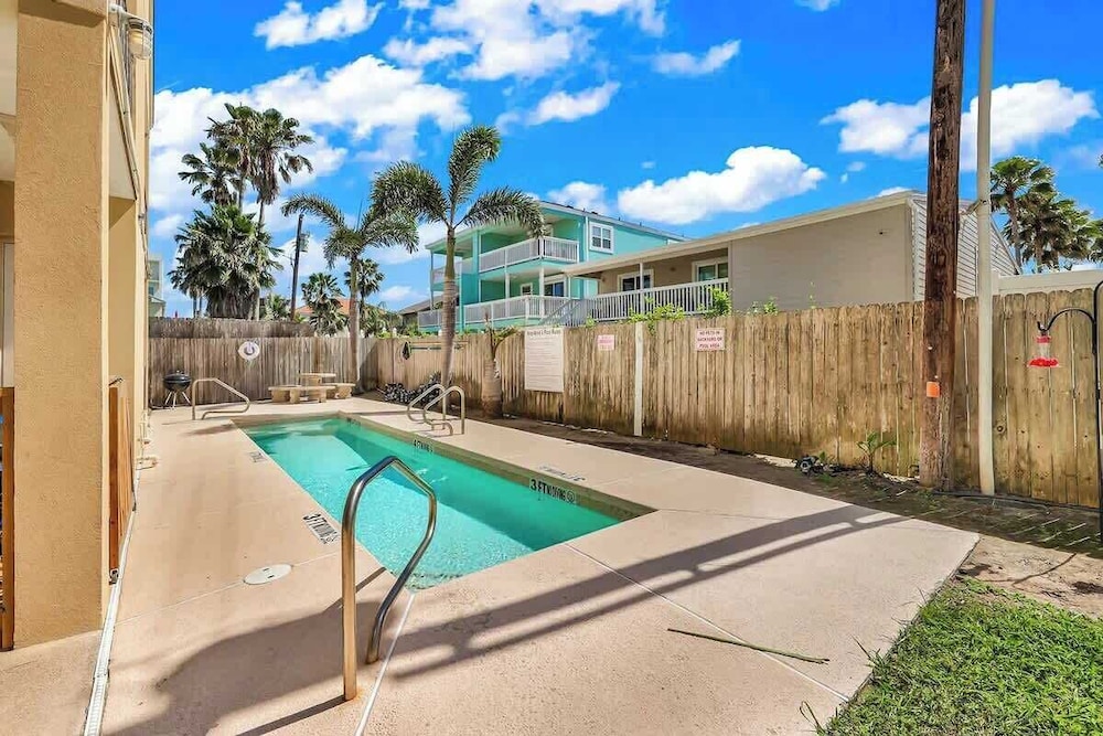 Lovely Beach and Pool Condo