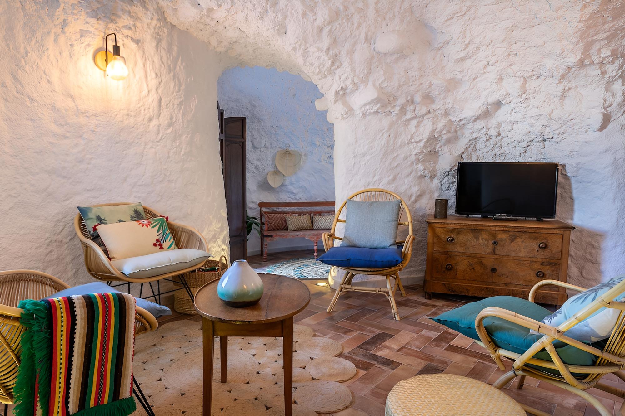 Traditional Cave House With Swimming Pool Near to City Center. Cueva del Cadí view 2