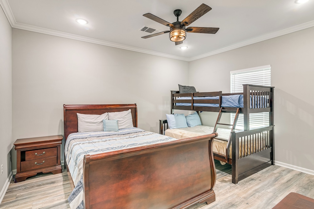 Walk to Beach: Group Getaway in Galveston!