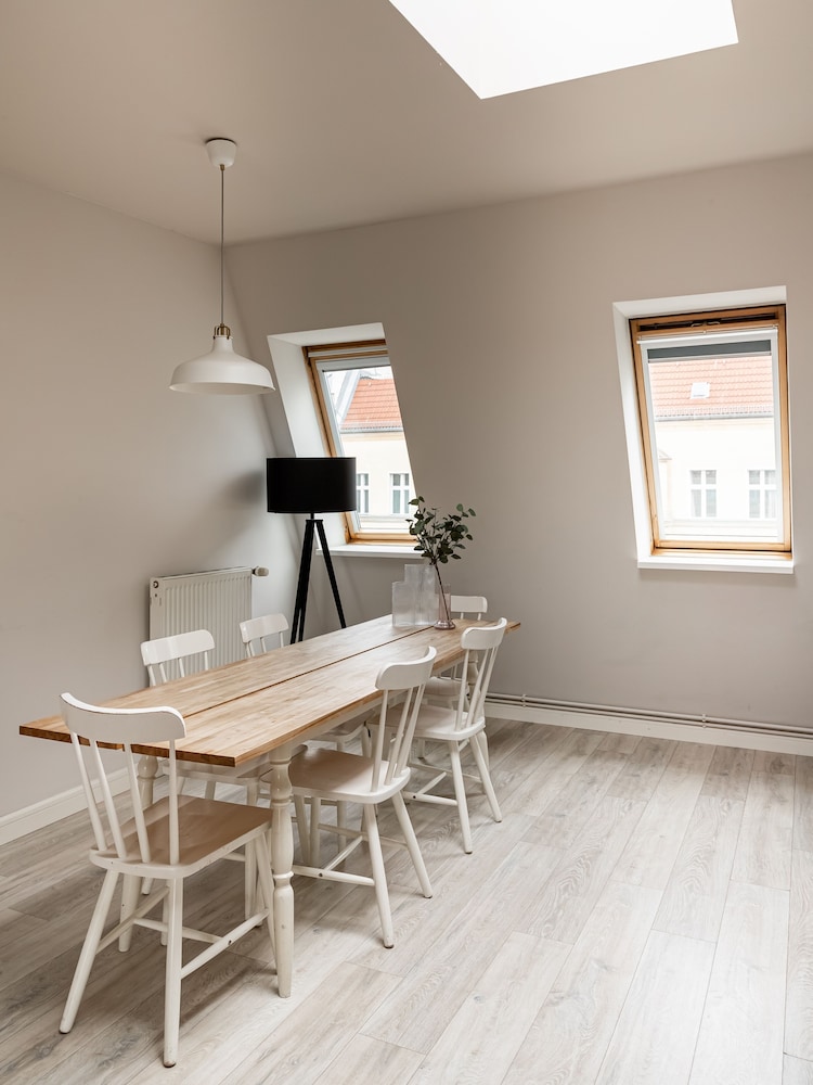Schoenhouse Avenue by Limehome