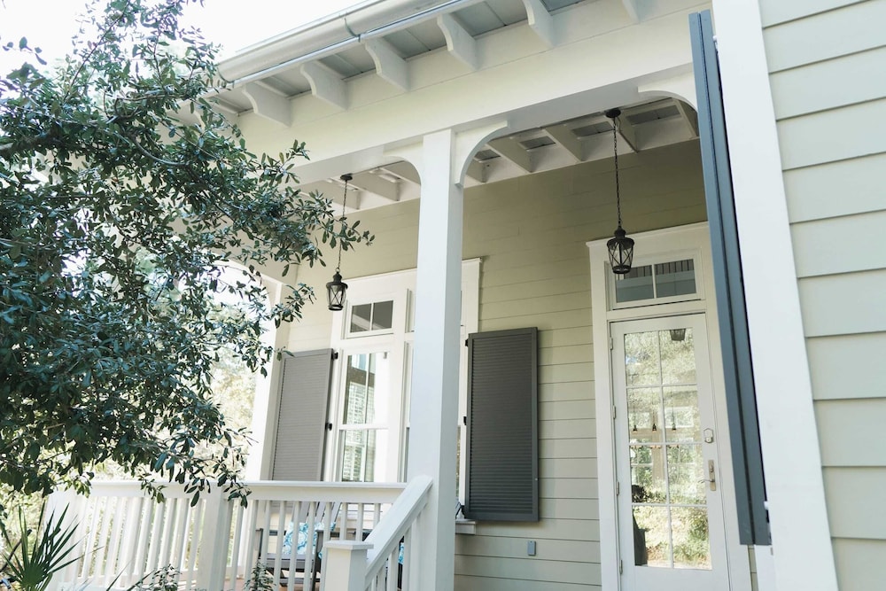 Walk to Beach, 2 Shared Pools, Enclosed Porch, Bikes 30A Hideaway by Avantstay