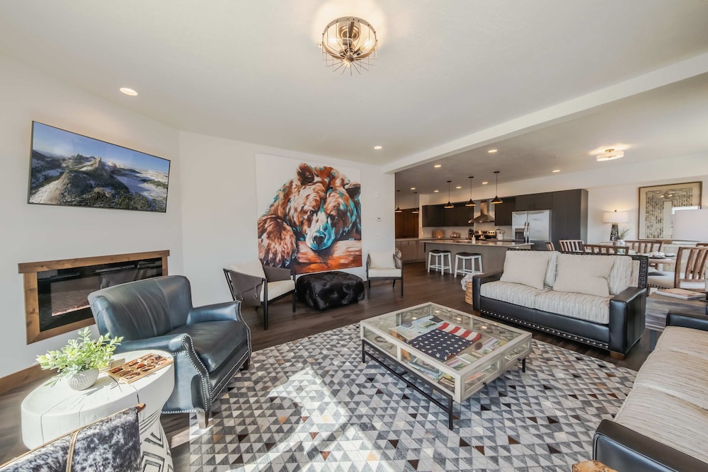 Downtown Penthouse Condo For 4!
