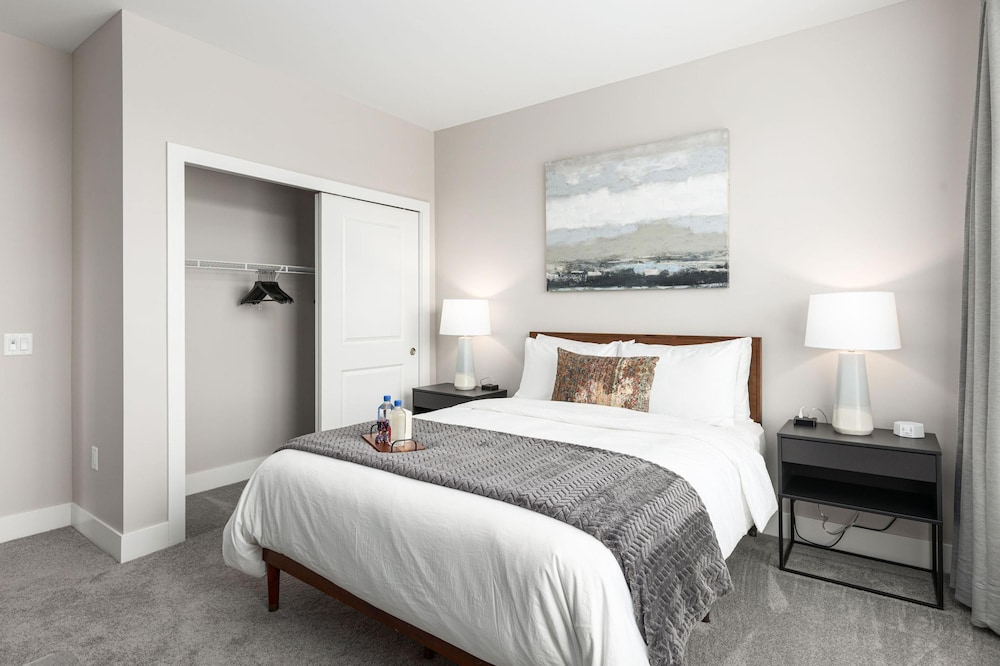 Downtown Luxury - Top Floor 2BR at Topiary Park