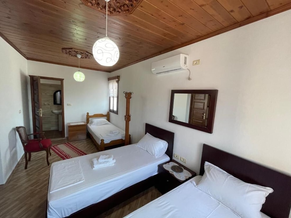 Denis - Private Rooms Guesthouse Gjirokastra