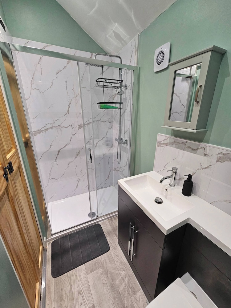 Charming 3-bedroom Home in Doncaster, Perfect for Family, Friends & Contractors