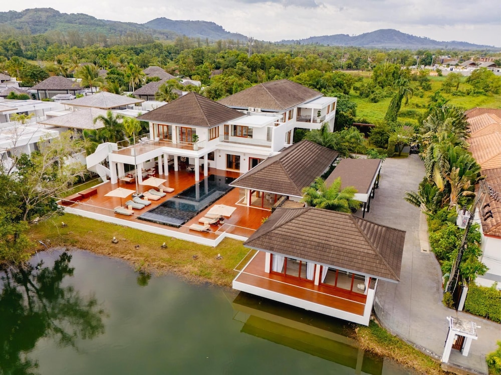 Luxurious 5bedroom White Estate Villa Private Lake