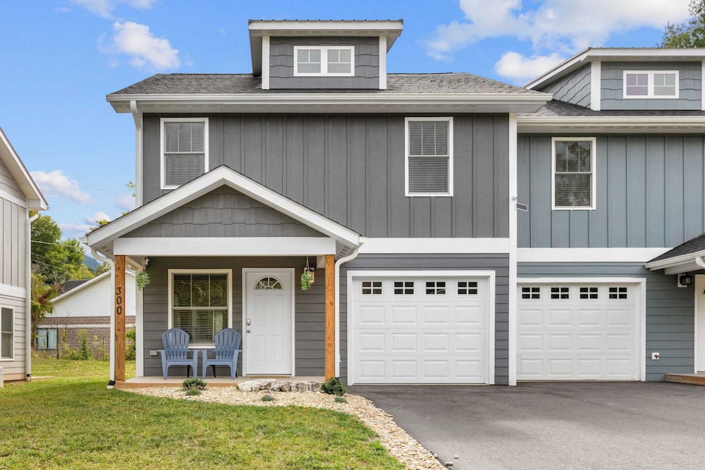 White Pine & Red Bud Buyout by Avantstay 2 Home Buyout Sleeps 16!