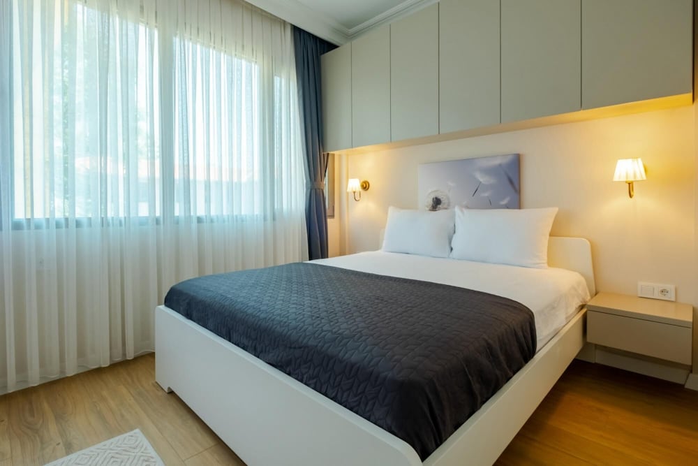 Spectacular Flat Near Bull Statue in Kadikoy
