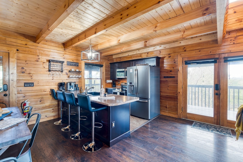 Cozy Cabin Hot Tub Balcony Golf Simulator Near Pigeon Forge Smoky Mountain Group Retreat Mountains Are Calling by Avantstay